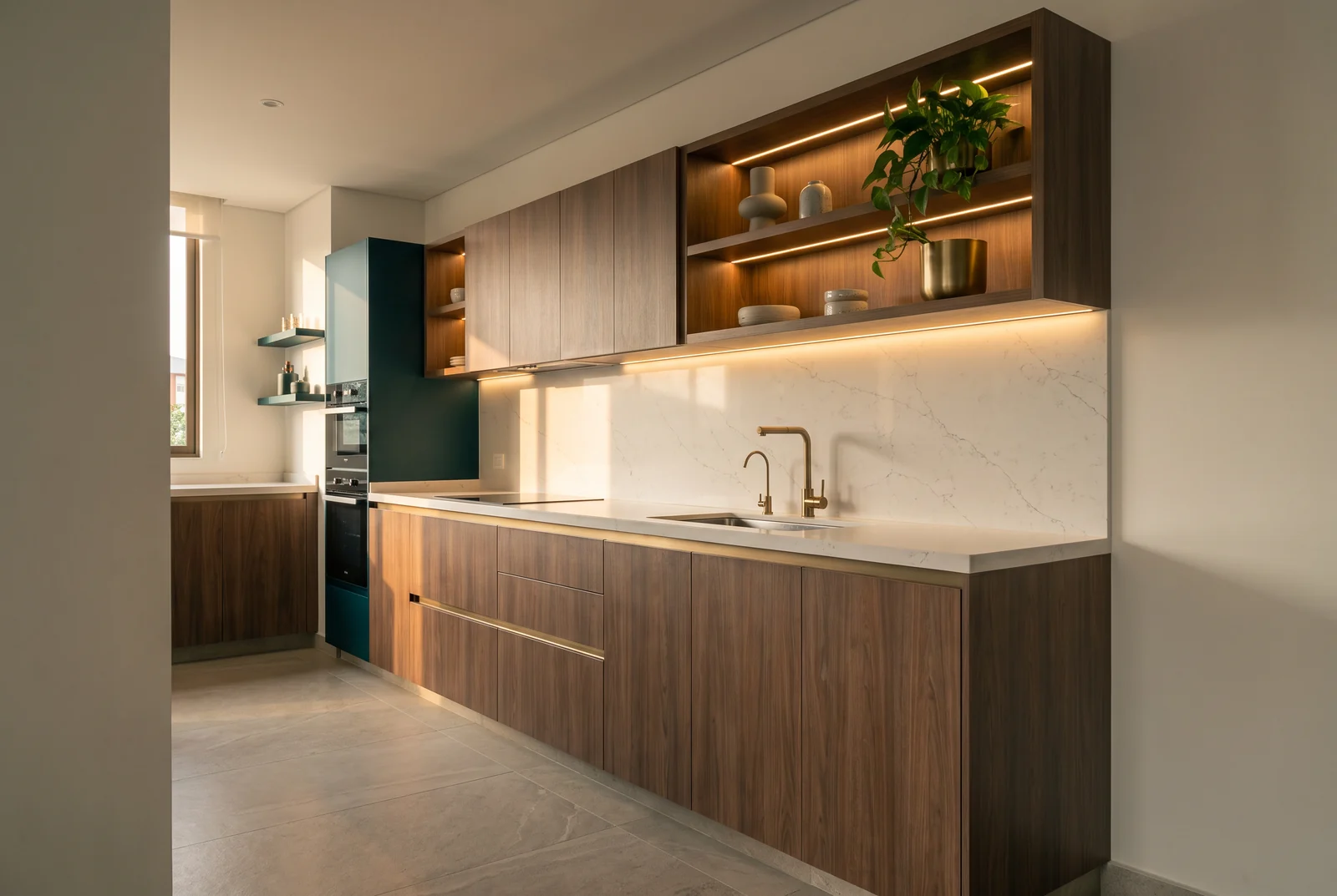 Línea completa de muebles altos y bajos de cocina en roble y laca blanca sin tiradores